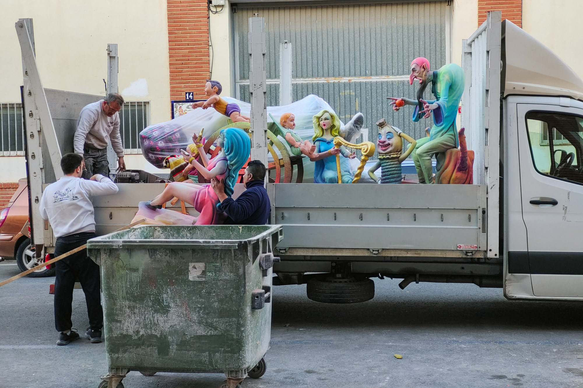 Loading up the truck with Fallas Figures
