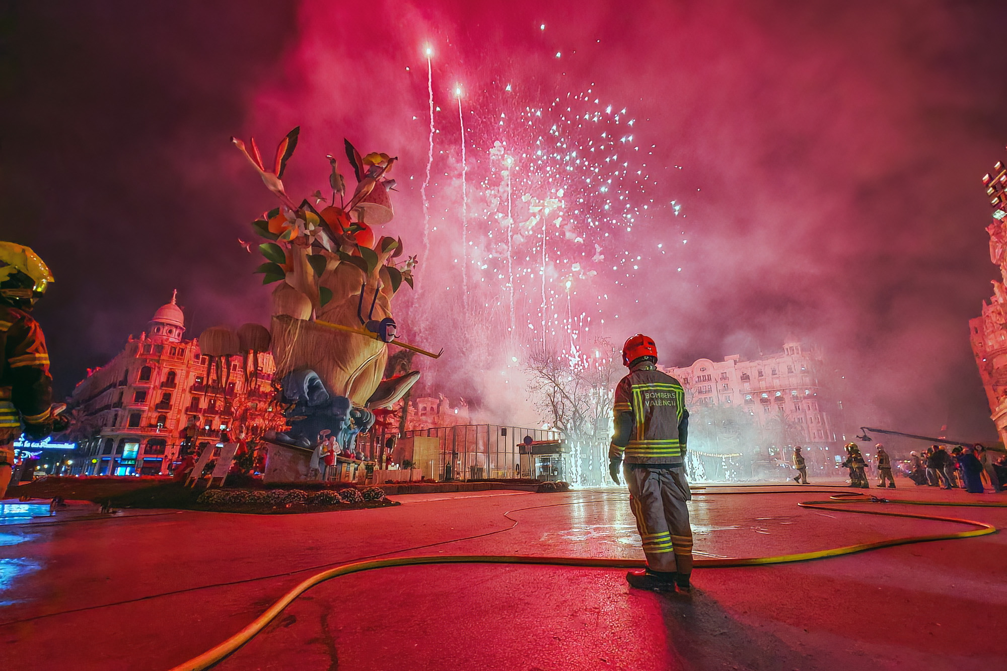 Pirotecnia Valenciana La Cream Fallas 2023 con Bomberos Valencia