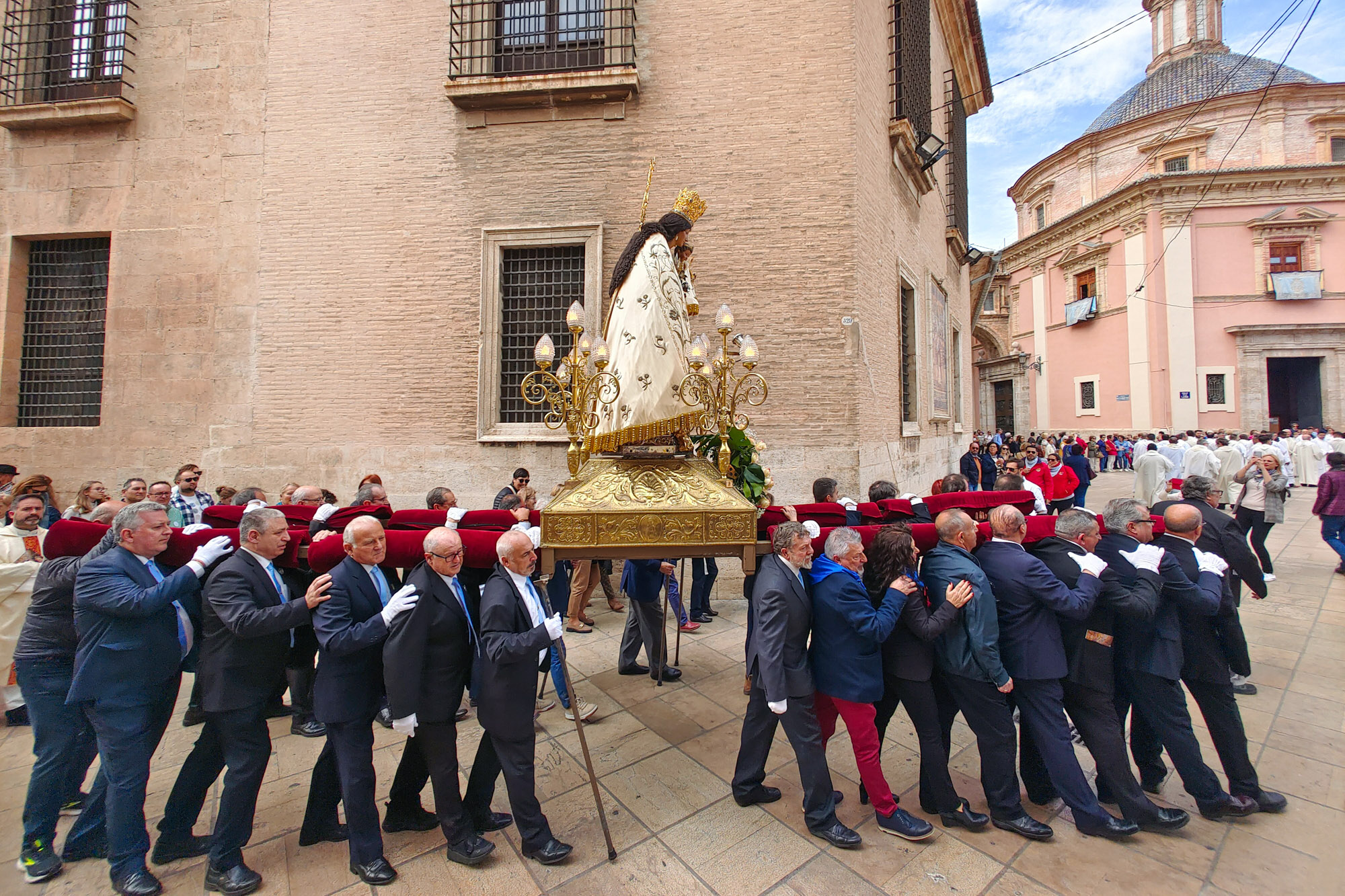 Men carrying the virgen of Valencia