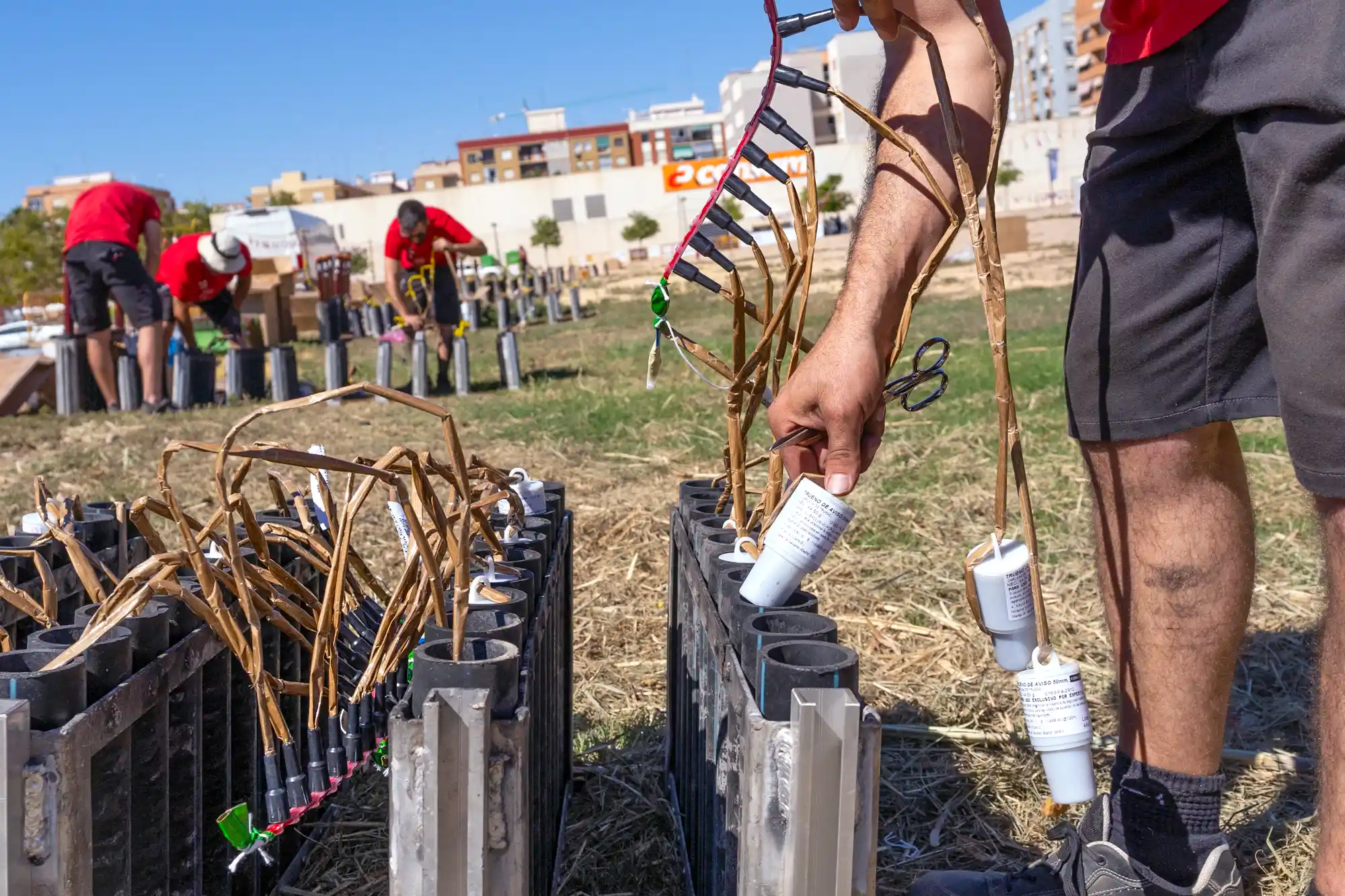 Filling mortar tubes for fireworks